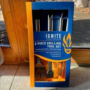 Grill Kit: Spatula, Tongs and Basting Brush